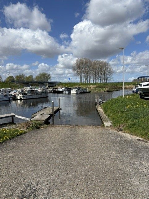 Hellingbaan van WSV Biddinghuizen om met boot en trailer te water te gaan